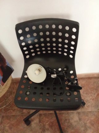 Silla de escritorio negra con ruedas.Regalolampara