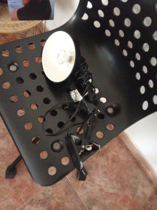Silla de escritorio negra con ruedas.Regalolampara