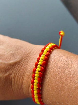 Pulsera tejida roja y amarilla reversible