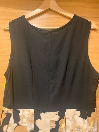 Vestido negro y beige floral