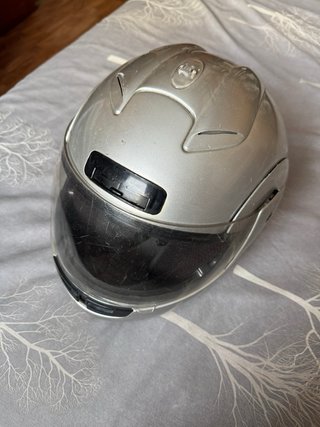 Casco de moto gris