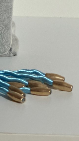 Colar azul comprido com detalhes dourados