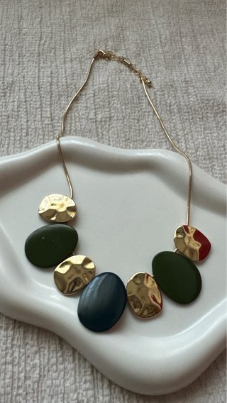 Collana dorata con pietre verdi e blu