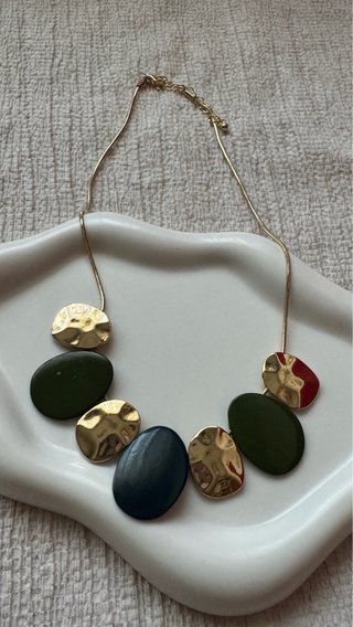 Collana dorata con pietre verdi e blu