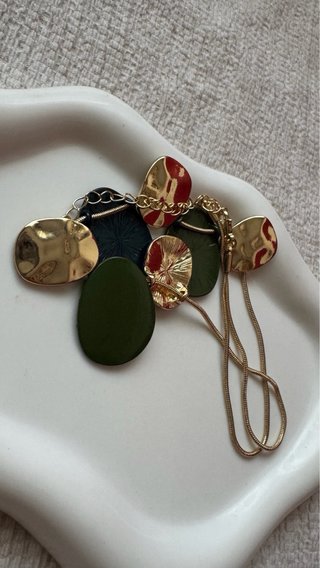 Collana dorata con pietre verdi e blu