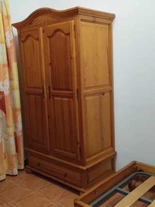 Guardaroba in legno massello