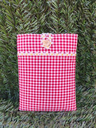Funda de libro cuadros rojos y blancos