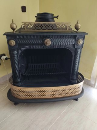 Chimenea Hergon forja negra y dorada