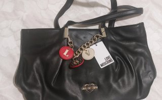 Borsa Love Moschino nera con ciondoli