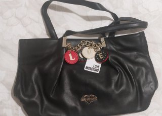 Borsa Love Moschino nera con ciondoli