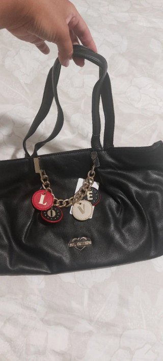 Borsa Love Moschino nera con ciondoli