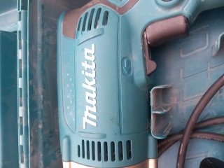 Taladro Makita HP1631K con maletín y accesorios