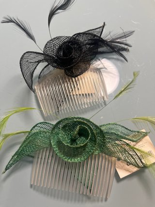 Tocados negros con perla y plumas
