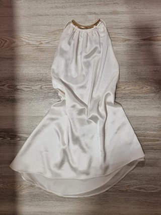 Blusa satén blanca detalle dorado