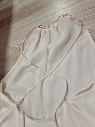 Blusa satén blanca detalle dorado