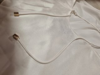 Blusa satén blanca detalle dorado