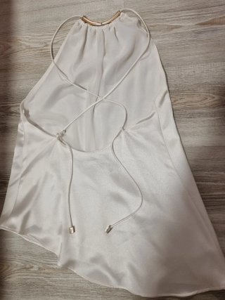 Blusa satén blanca detalle dorado