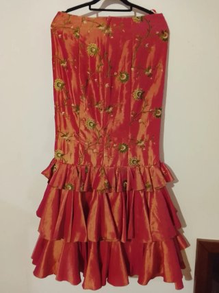 Falda larga con volantes y bordado floral