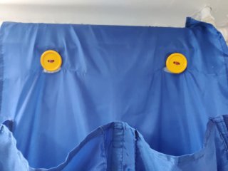Colgador de tela azul con bolsillos