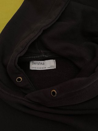 Sudadera Bershka manga corta capucha negra