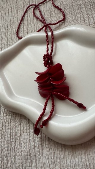 Collana lunga perline rosse con pendente
