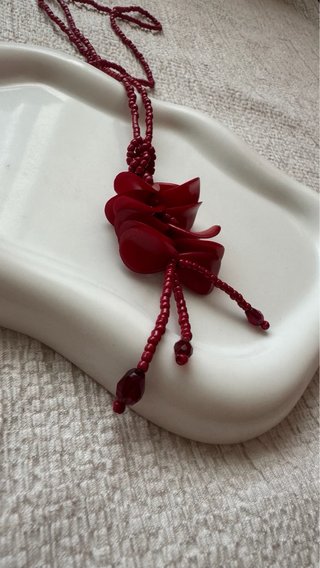 Collana lunga perline rosse con pendente