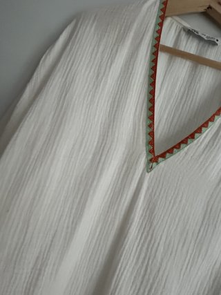 Blusa Zara bordada blanca