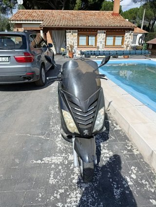Moto Scooter Negra y Gris