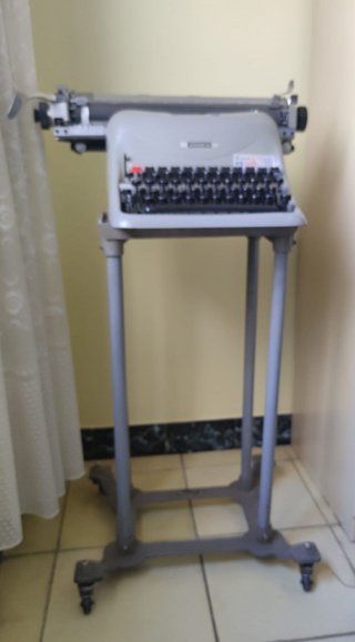 Máquina de escribir Hispano Olivetti
