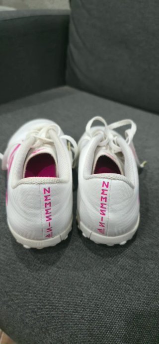 Botas de fútbol sala Adidas blancas y rosas