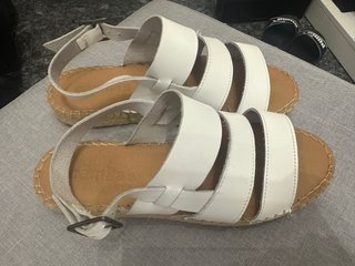 Sandalias Camila's Blancas Cuña