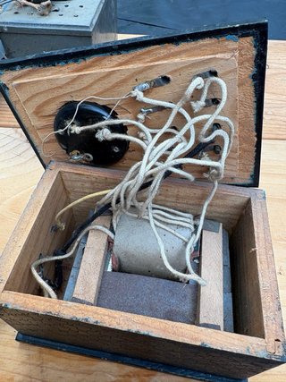 Voltímetro Antiguo Madera