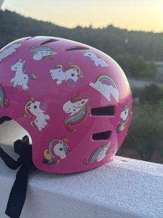 Casco infantil rosa unicornios