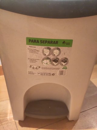 Cubo basura 50L gris pedal plástico