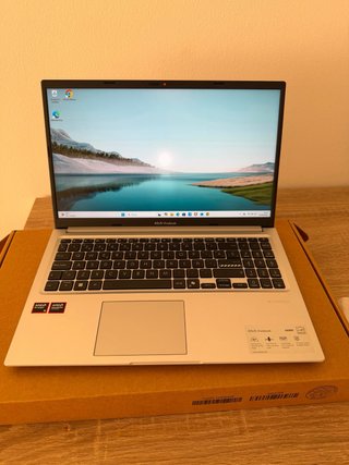 Portátil ASUS Vivobook Plata y Blanco.