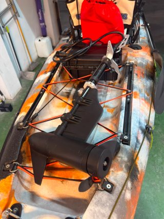 Kayak de pedales Alboran FX2 con motor 3Li 2CV