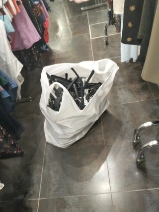 100 Perchas Plástico Negras y Blancas