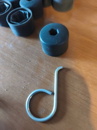 Tapones tornillos rueda VAG (falta 1) con gancho