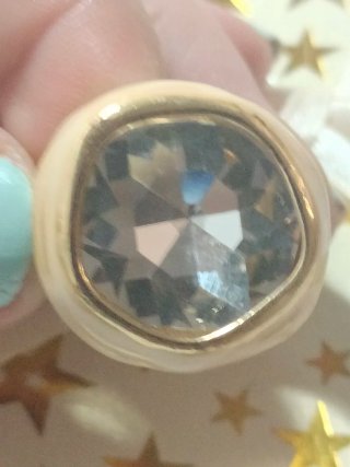 Anillo Diseño Moderno Dorado y Blanco