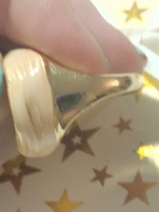 Anillo Diseño Moderno Dorado y Blanco