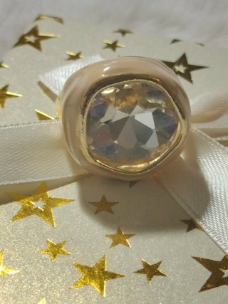 Anillo Diseño Moderno Dorado y Blanco