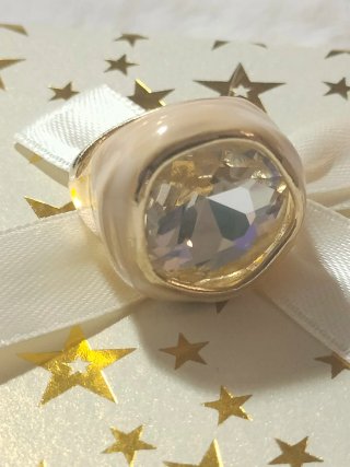 Anillo Diseño Moderno Dorado y Blanco