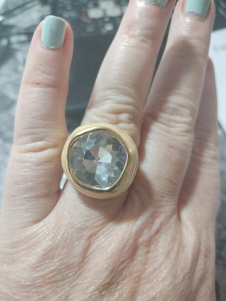 Anillo Diseño Moderno Dorado y Blanco