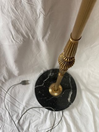 Lámpara de pie vintage dorada y negra