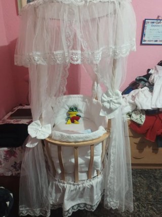 Cuna turca de madera con dosel