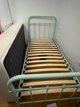 cama de metal. en perfecto estado. colchón