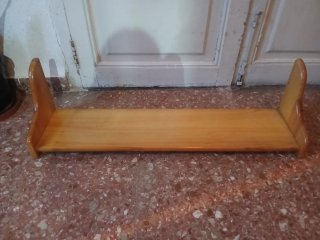 Escritorio de madera con estantería