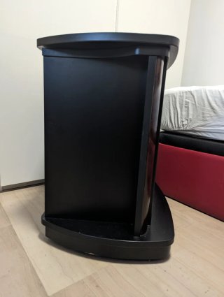 Mueble televisor negro con ruedas