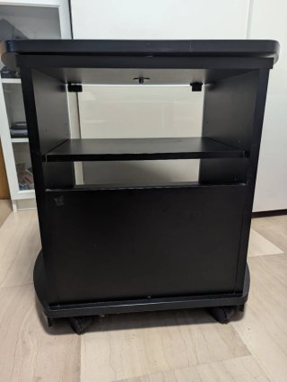 Mueble televisor negro con ruedas
