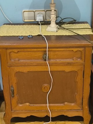Cómoda antigua de madera con mesita noche a juego